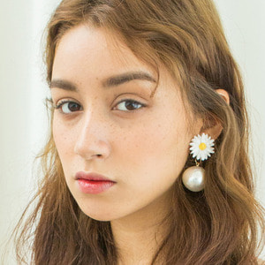 white daisy flowers and King pearl earrings
