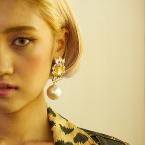Vonditole Marie Antoinette yellow shining earrings