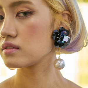 Vonditole black Swan earrings