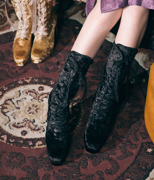 레이스업 블랙 벨벳 하프부츠 lace up Black Velvet half boots