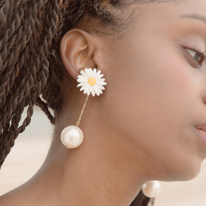 white daisy flower drop pearl earrings